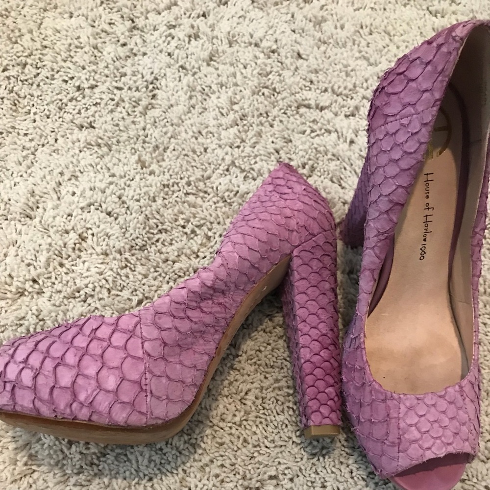 House of Harlow purple pumps